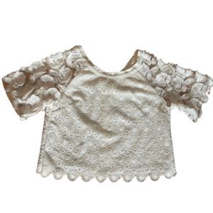 Comme cropped white top with sheet sleeves and floral detail